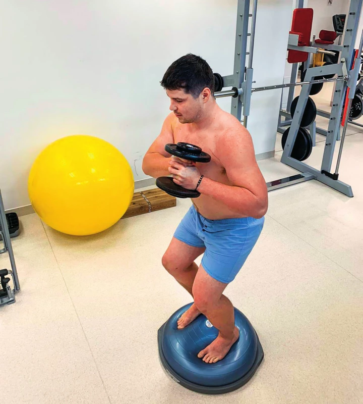 Squat s využitím nestabilní plochy – bosu a se zařazením činky