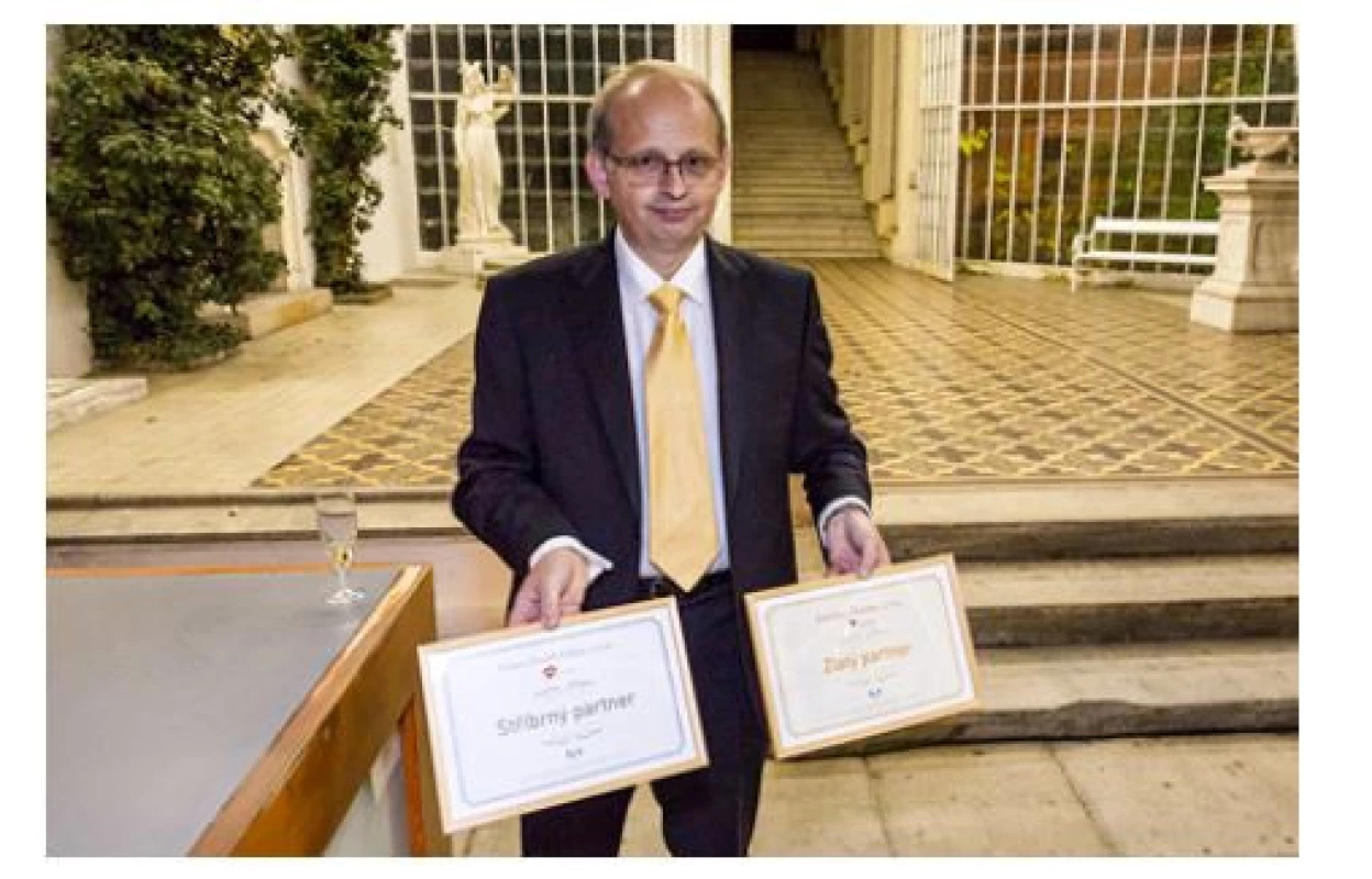 MUDr. Aleš Petřík ve funkci pokladníka ČUS
ČLS JEP před předáním diplomů partnerům společnosti,
62. výroční konference ČUS, České Budějovice 2016<br>
Fig. 3. Aleš Petřík, MD, in the role of the treasurer of
the Czech Urological Society before presenting the
diplomas to the Society’s partners; The 62nd Annual
Conference of the Czech Urological Society, České
Budějovice 2016