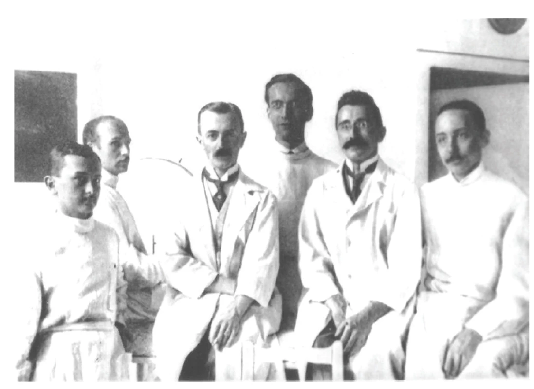 Kolektív lekárov Očnej kliniky Alžbetinskej Univerzity v r. 1919,
prof. Imre je tretí zľava