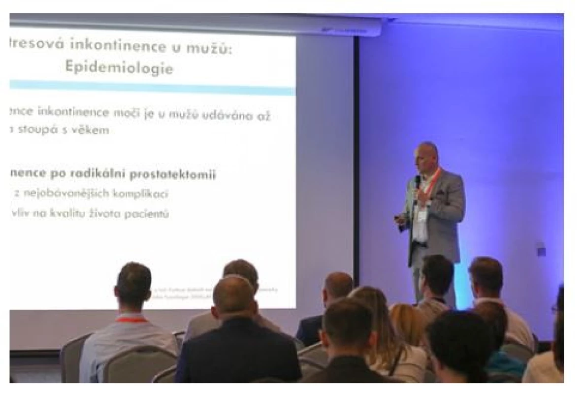 Téma „Slingové operace v léčbě mužské inkontinence“
prezentoval prof. R. Zachoval<br>
Fig. 3. The topic „Sling Surgery in Treating Male Incontinence”
was presented by Professor R. Zachoval