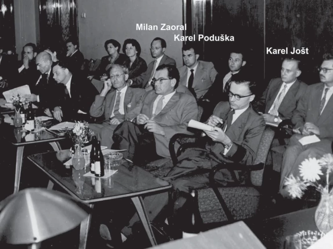 1st European Peptide Symposium, Prague 1958. Snímek účastníků. Označeni jsou příslušníci peptidové skupiny
ÚOCHB (identifikace: VP a MF). (Archiv M. Brenner, viz obr. 4)