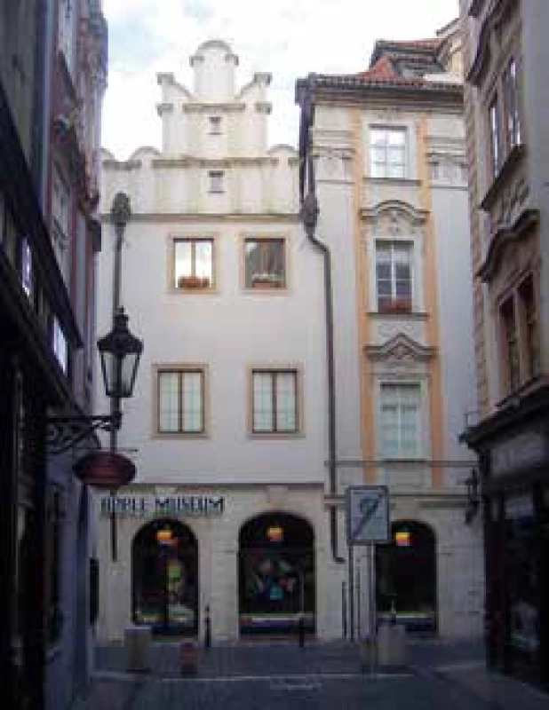 Rodný dvojdům Josefovy dcery na rohu ulic
Karlovy a Husovy (1848) (foto autor)