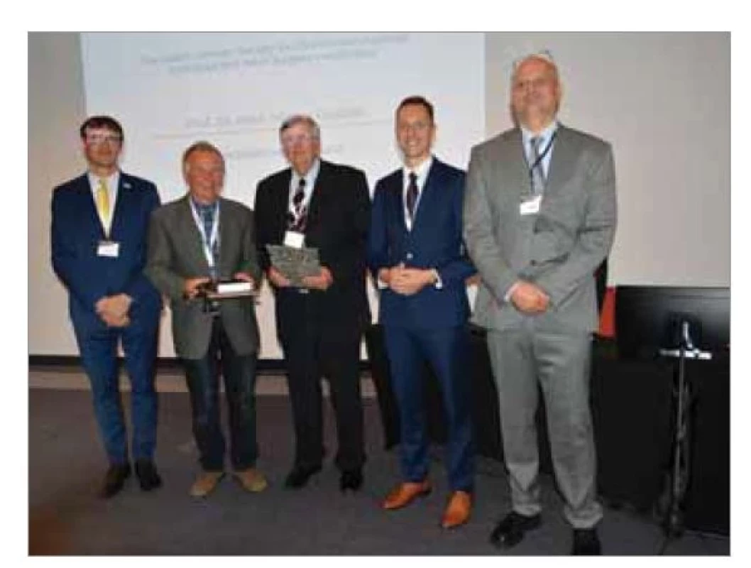 Představení Česko-německé ORL společnosti. Zleva
předseda české ORL společnosti prof. MUDr. Jan Plzák,
Ph.D., dále za Česko-německou ORL společnost: čestní členové
prof. Hilmar Gudziol, MD, a prof. MUDr. Arnošt Pellant,
DrSc., sekretář společnosti as. MUDr. Jan Lazák, prezident
společnosti doc. MUDr. David Slouka, Ph.D., MBA.