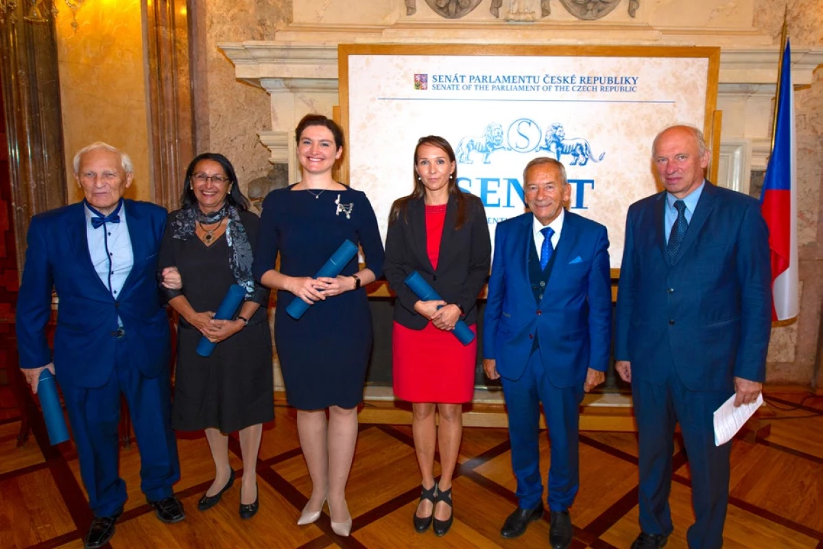 Laureáti cen ČLS JEP za nejlepší publikace roku 2018 (zleva: prof. Oldřich Eliška, prof. Hana Papežová, prof. Jarmila Heissigerová, doc. Petra Lišková) s Jaroslavem Kuberou a prof. Štěpánem Svačinou. Foto: Michal Stavinoha