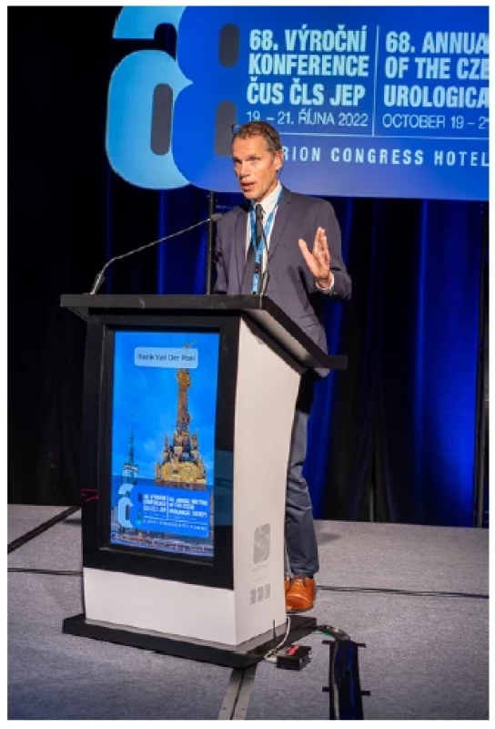 Prof. H. Van der Poel přednášel na kurzu
European School of Urology <br> 
Fig. 8. Professor H. Van der Poel gave a lecture at the
European School of Urology course