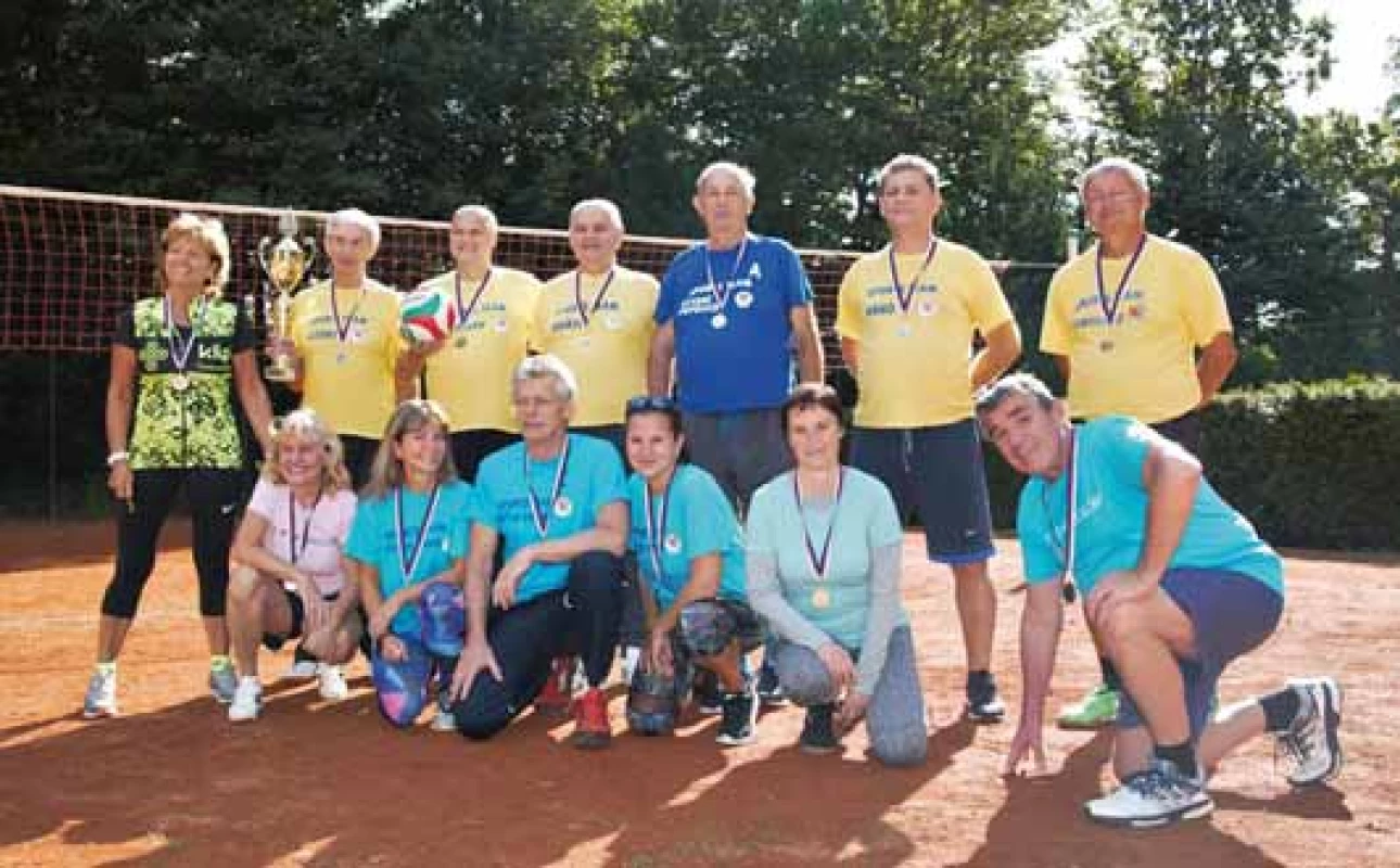 Volejbalové utkání řídila jako rozhodčí výkonná ředitelka
Lázní Slatinice Irena Vašicová.
