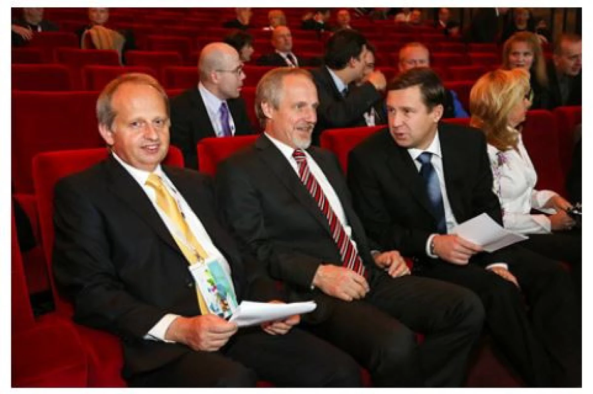 MUDr. Aleš Petřík, prof. Tomáš Hanuš a prof.
Milan Hora na 59. výroční konferenci ČUS v Karlových
Varech v roce 2013<br>
Fig. 4. Aleš Petřík, MD, professor Tomáš Hanuš, and
professor Milan Hora at the 59th Annual Conference of
the Czech Urological Society in Karlovy Vary in 2013