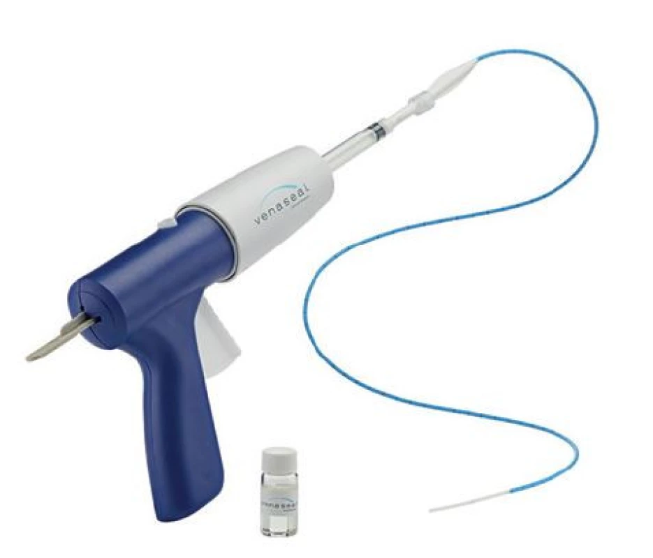 Aplikační pistole s katétrem k ošetření pomocí žilního
lepidla (publikováno se souhlasem firmy Medtronic)<br>
Fig. 9: Application gun with the catheter for treatment
using the venous glue (published with permission from
Medtronic)