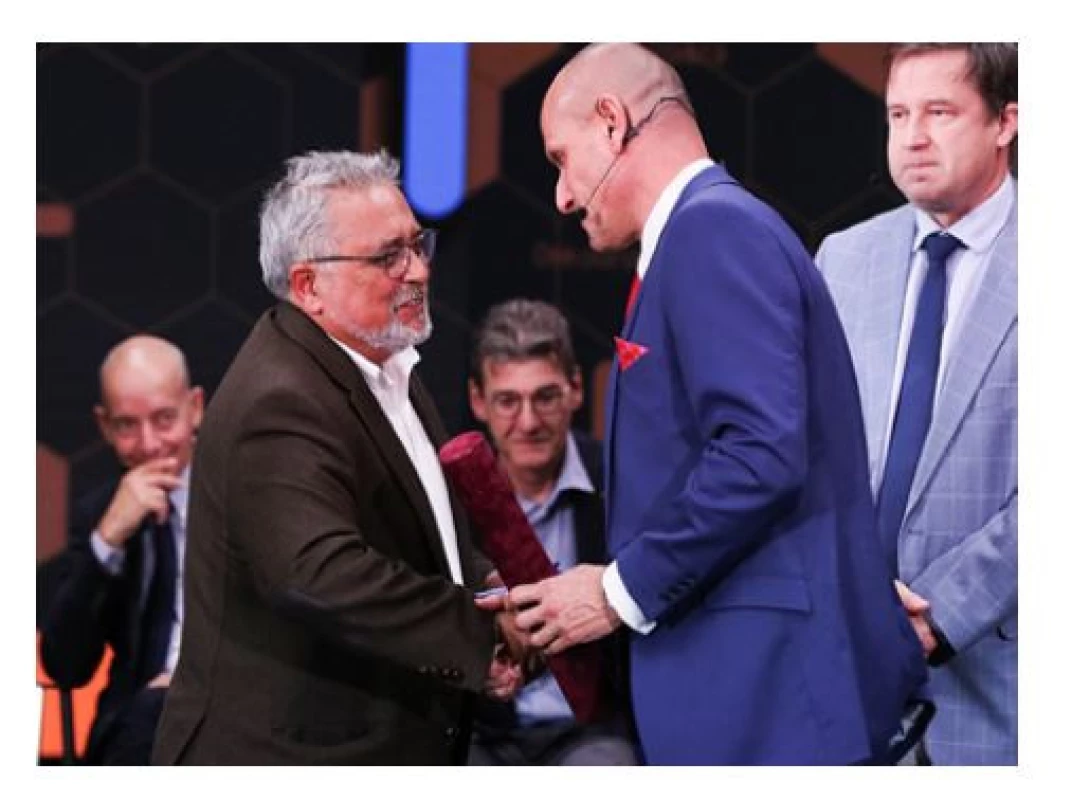 Doc. F. Goncalves přebírá od prof. Zachovala
čestné členství ČUS<br>
Fig. 8. Assoc. Prof. F. Goncalves is awarded honorary
membership of the Czech Urological Society by Prof.
Zachoval