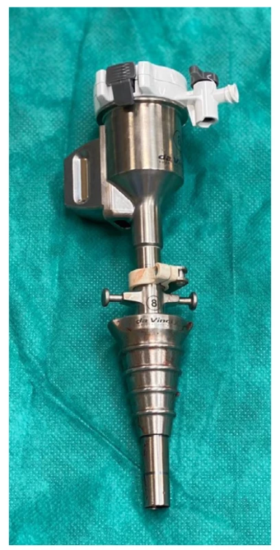 Robotický port 8 mm s obturačním „Hasson”
konusem<br>
Fig. 2. Robotic port 8 mm with obturation „Hasson”
cone