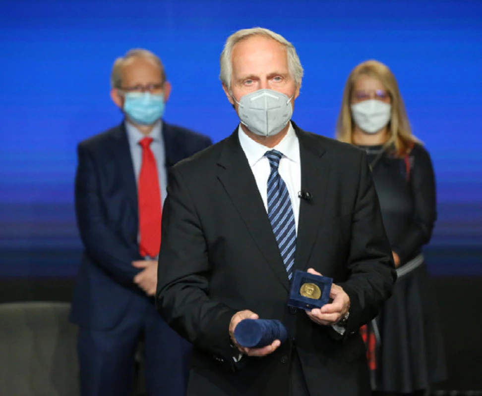 Prof. Tomáš Hanuš převzal nejvyšší ocenění ČUS – Medaili
prof. E. Hradce<br>
Fig. 7. Prof. Tomáš Hanuš received
the highest CUS award – the Medal
of prof. E. Hradec