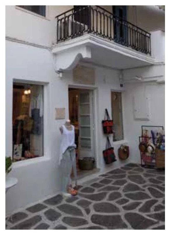 Dům, v němž do roku 1970 fungovala jediná lékárna
na Paru (From 1900 until 1970 this was the location of the first
and only pharmacy on the island of Paros) – ulice Vasileiou
Gravari, Parikia