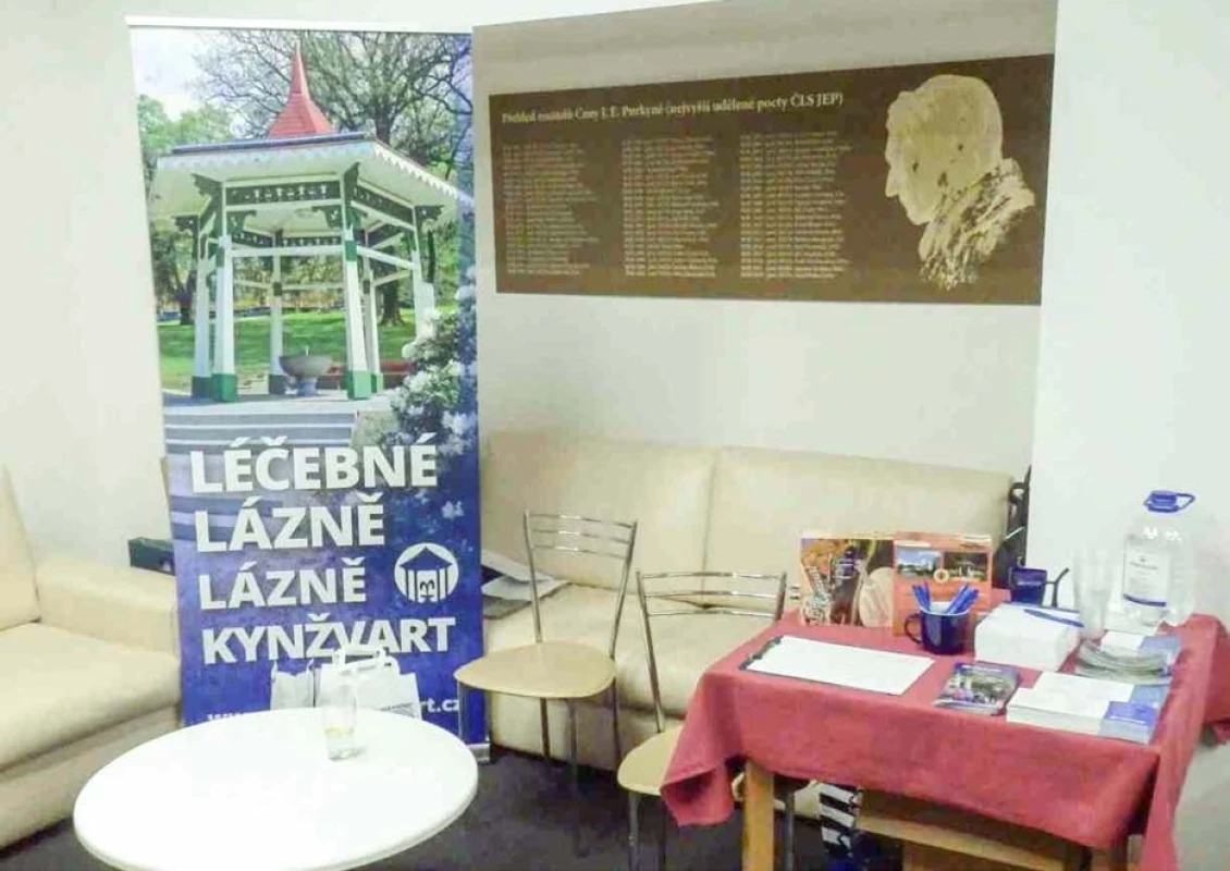 Stánek lázní Kynžvart – jediných lázní v České republice specializujících se na lázeňskou léčbu dětí s dysfunkcemi
dolních močových cest<br>
Fig. 2. Kynžvart Spa stand – the only spa in the Czech republic specializing in the treatment of children with
low urinary tract dysfunction