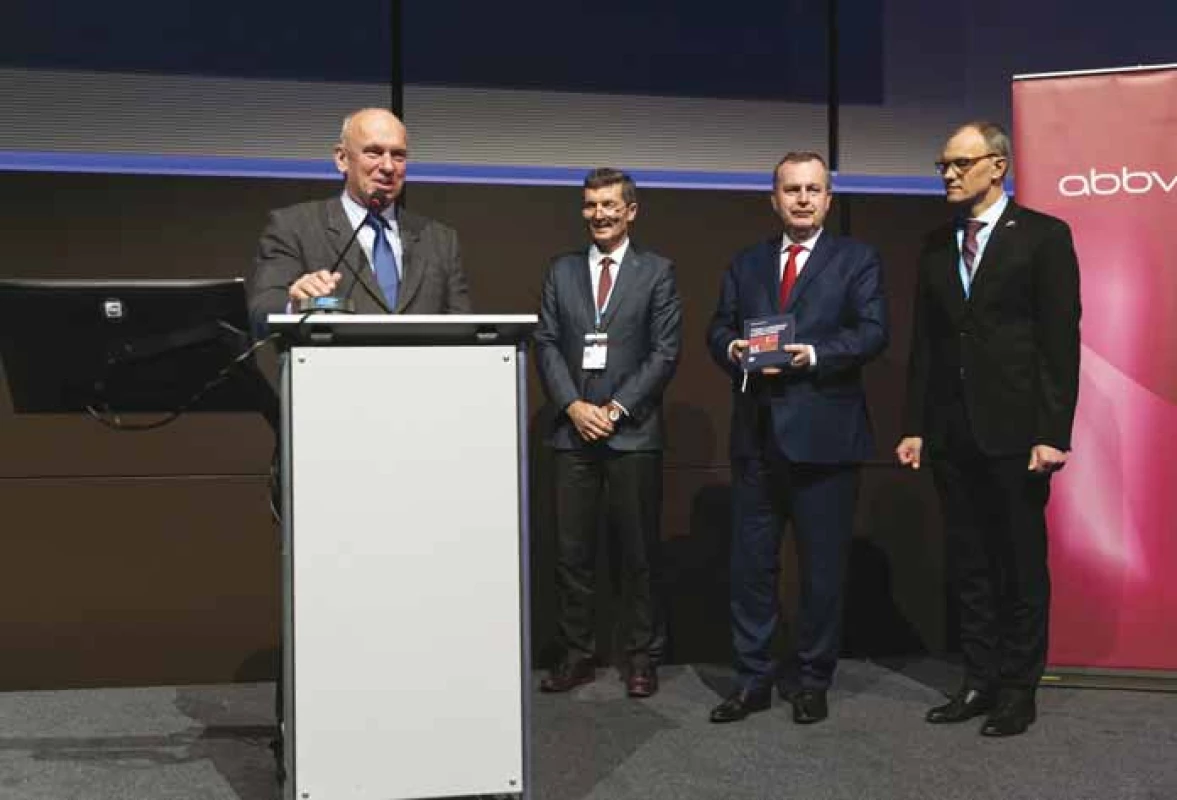 Křest knihy prof. Lukáše na úvod 36. českého a slovenského gastroenterologického
kongresu. Zleva: prof. Svačina, předseda ČLS JEP; prof. Lukáš, prezident
kongresu; prof. Zima, rektor Univerzity Karlovy a doc. Urban, předseda
ČGS ČLS JEP.