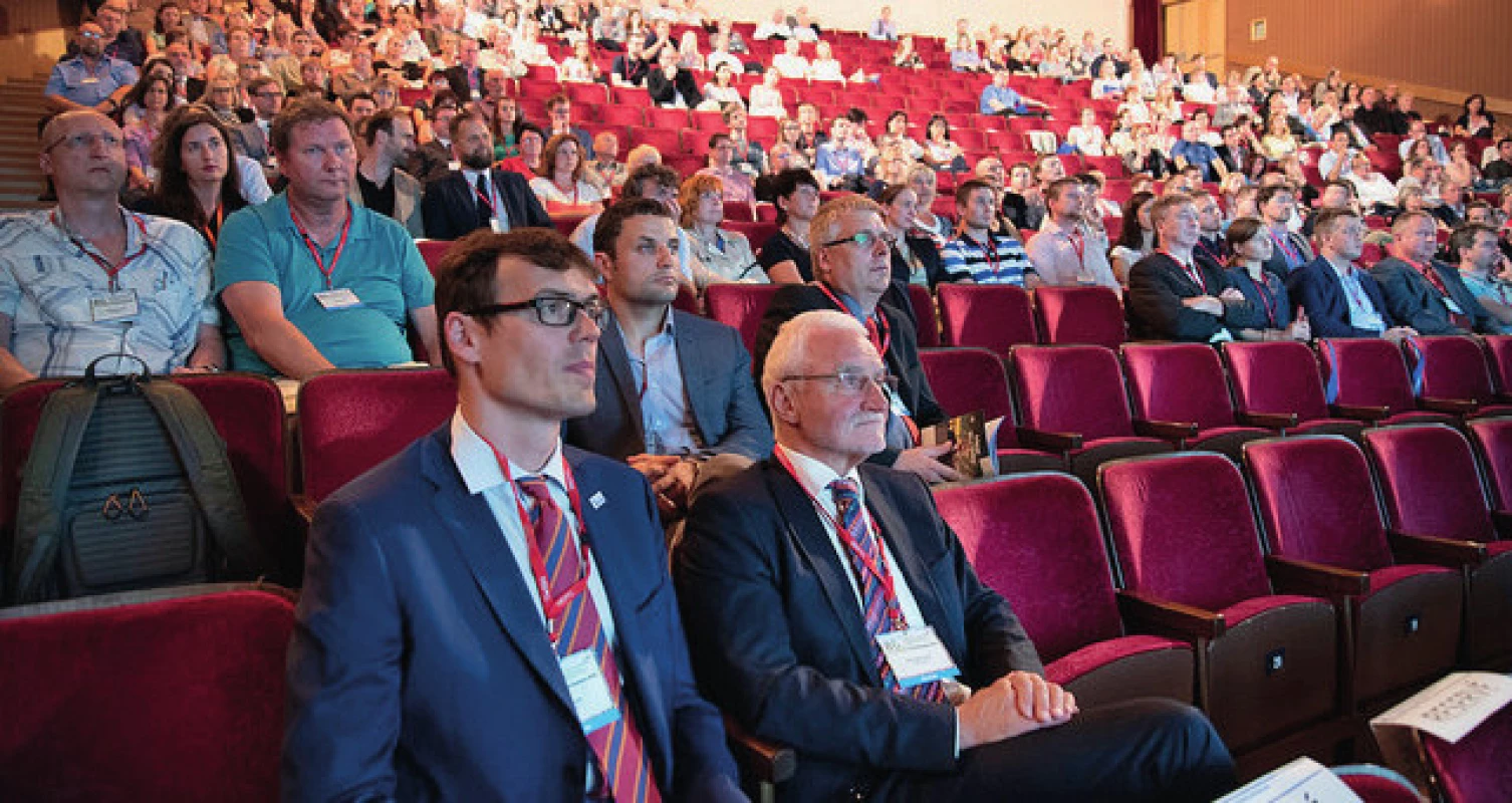 Pohled do Divadelního sálu Domu kultury: v popředí čestný host kongresu prof. Dr. med. Karl Hörmann, M.D., Ph.D. (University
Medical Centre Mannheim, Německo) a prof. MUDr. Jan Plzák, Ph.D. (ORL klinika FN Motol).