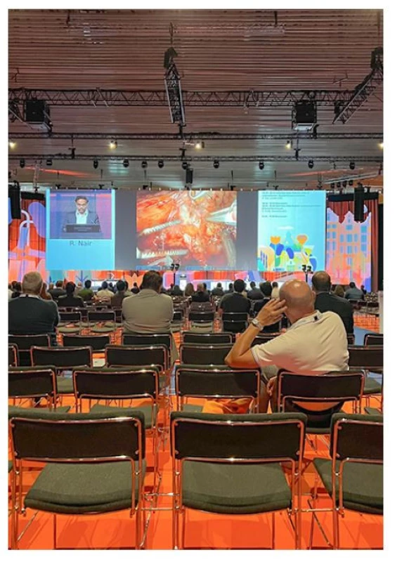Dr. Rajesh Nair z Londýna prezentuje semi-
-live video z robotické rekonstrukce močovodu s využitím
bukální sliznice<br>
Fig. 3. Dr. Rajesh Nair from London presents semi-live
 surgery – robotic ureteral reconstruction with buccal mucosa