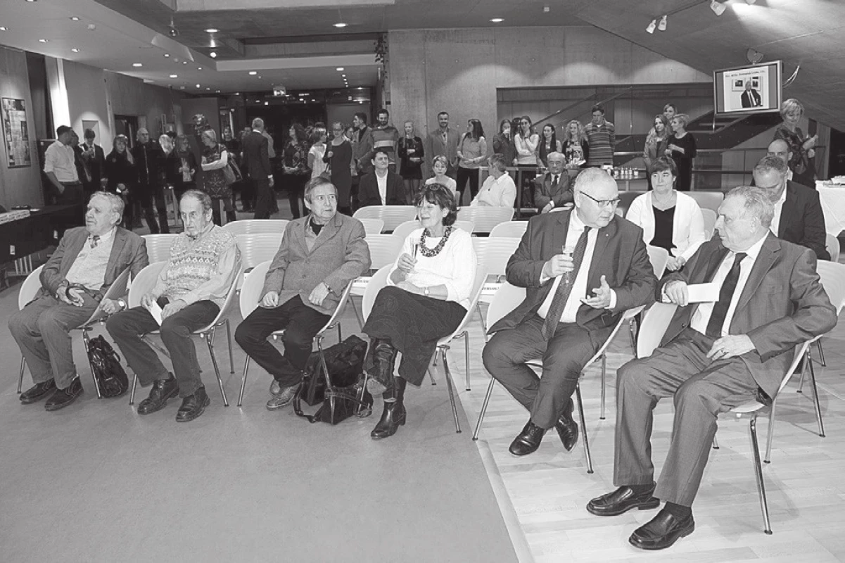 Slavnostní uvedení knihy. V první řadě zleva prim. Hrubecký, dr. Lacina,
prim. Pleskot, prim. Císařová, doc. Vorel, prof. Bouška, v druhé řadě dr.
Stachová.
