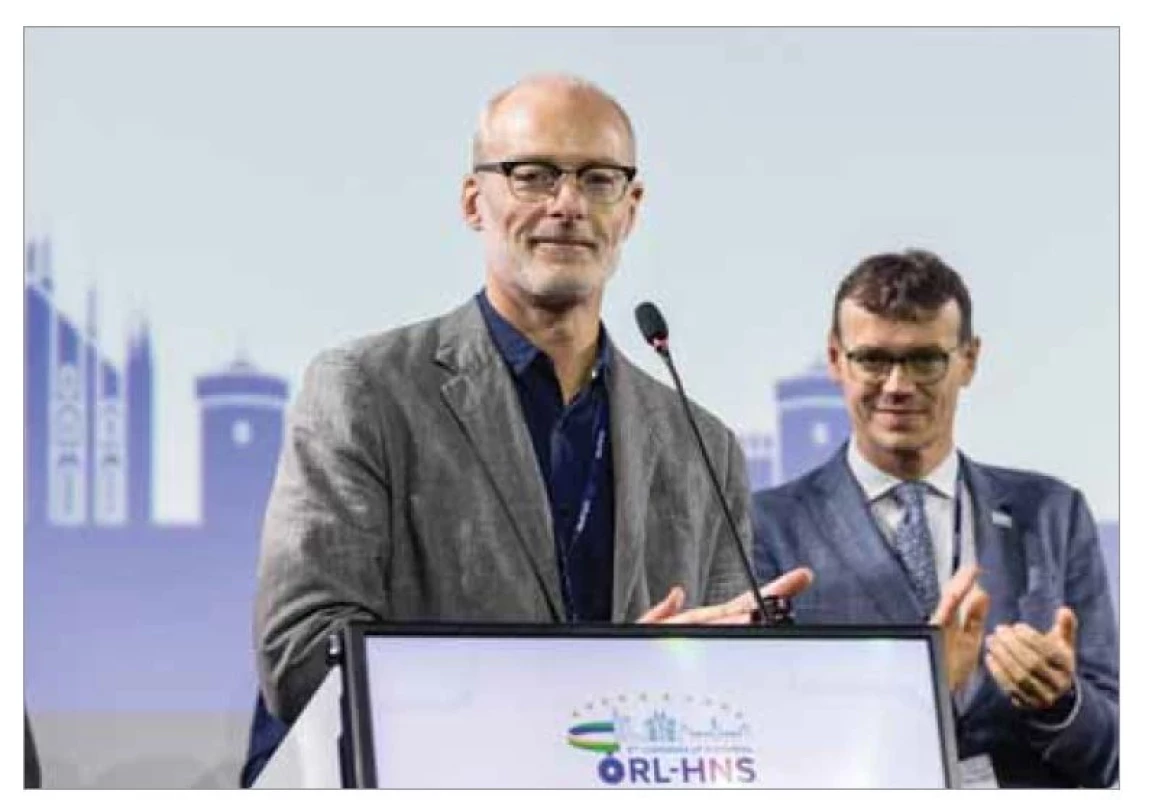 Nový prezident CEORLHNS prof. Per Cayé-Thomasen, v pozadí nastávající
prezident prof. Jan Plzák.