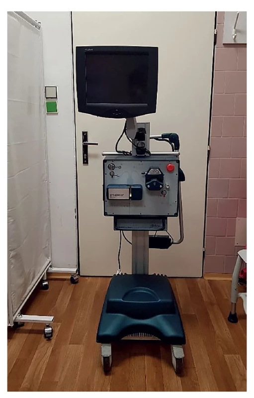 Systém Synergo® na fotce bez napojeného setu
s močovým katétrem a nádržkou s cytostatikem<br>
Nádržka se připojuje do chladicího mechanismu uprostřed
centrálního panelu. V porovnání se systémy HIVEC® je mnohdy
nutné průběžně během aplikace regulovat teplotu cytostatika,
ať už zvyšováním výkonu mikrovlnného zářiče, či
úpravou rychlosti recirkulace. Veškeré úpravy probíhají přes
dotykový displej.<br>
(Foto archiv autora)<br>
Fig. 1: Synergo® system without the single-use set that
consists of the urinary catheter and a reservoir containing
the cytostatic agent<br>
The reservoir is placed into the cooler in the middle of the
central panel. Compared to HIVEC® systems, cytostatic temperature
often needs to be regulated during application,
either by increasing the microwave power or by adjusting the
recirculation velocity. The touchscreen is used to perform all
adjustments.<br>
(Photo: Author’s archive)