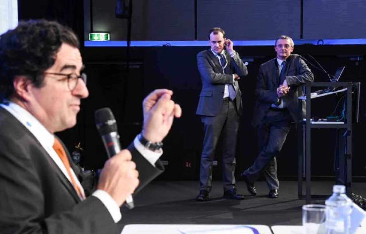 Diskuze během ESU
kurzu – v pozadí prof. A. Briganti
a prof. N. Mottet<br>
Fig. 4. Discussion during the
ESU course – Prof. A. Briganti
and Prof. N. Mottet in the background