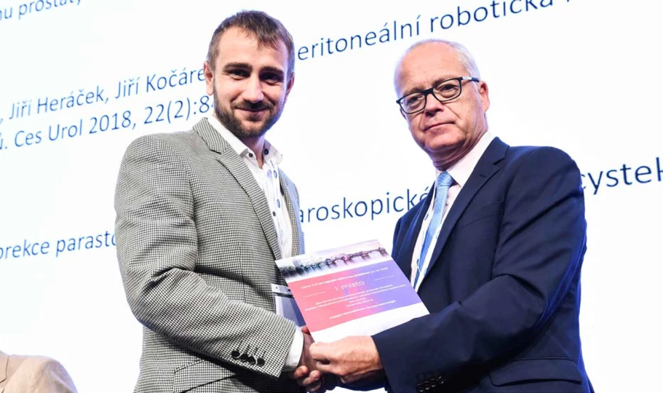 Prof. M. Babjuk předává diplom MUDr. M. Čermákovi za 1. místo v kategorii D – Video publikované v časopise
Česká urologie<br>
Fig. 3. Prof. M. Babjuk presenting an award certificate to M. Čermák, M.D., for his first place in the D category
– A Video Published in the Czech Urology Journal