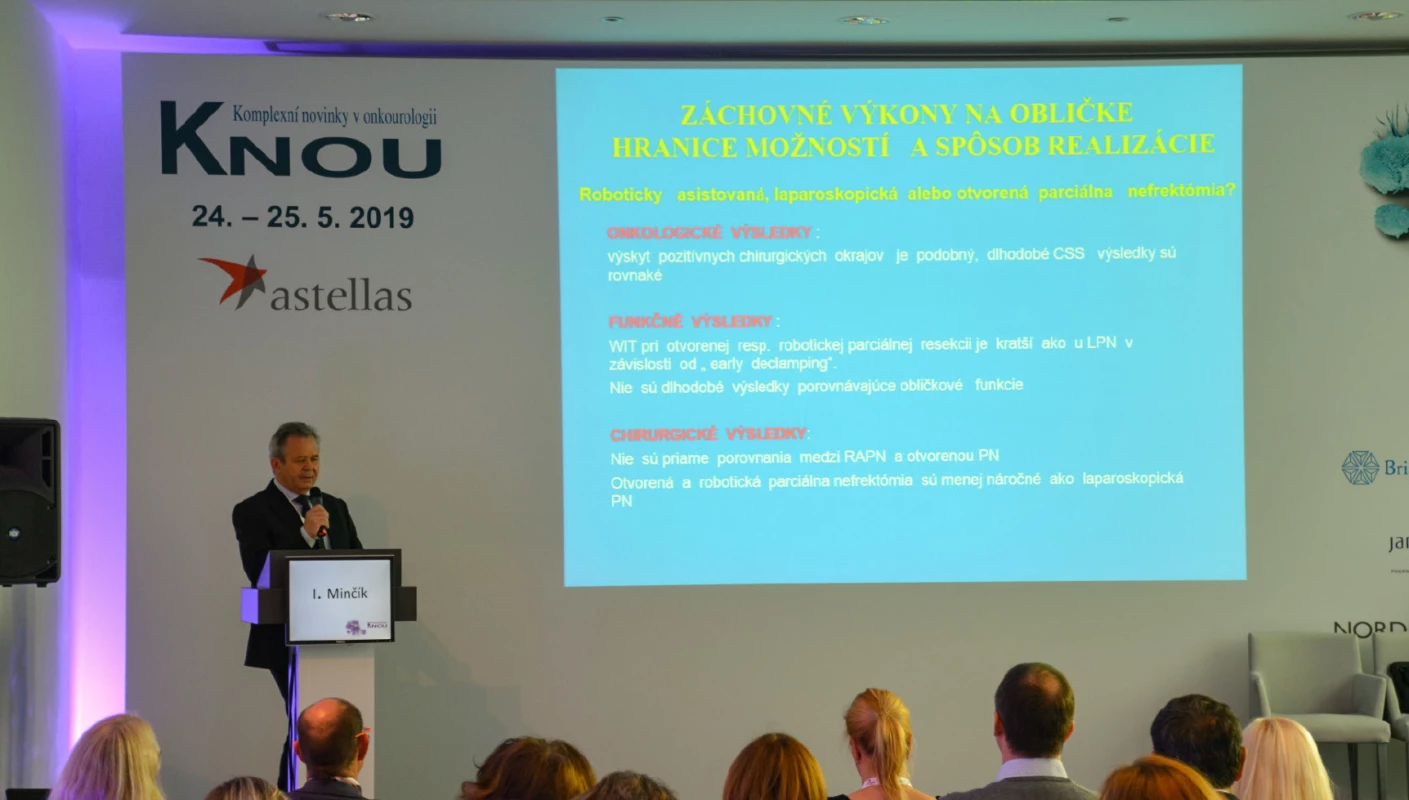 Doc. MUDr. Ivan Minčík, Ph.D., během první přednášky celé konference „Záchovné výkony na ledvině –
hranice možností a způsob provedení“<br>
Fig. 1. Assoc. Prof. Ivan Minčík, M.D., Ph.D., during the conference’s opening lecture „Nephron-sparing
surgeries – the possibility frontiers and method of procedure”