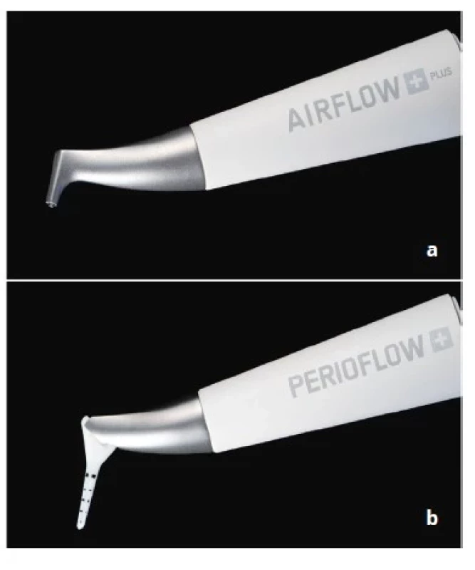 Porovnanie koncoviek Airflow
(a) a Perioflow (b).<br>
Na koncovke Perioflow je
viditeľná kalibrovaná tryska
slúžiaca na subgingiválnu
aplikáciu mikroabrazívnych
častíc.<br>
Fig. 2
Comparison of Airflow (a)
and Perioflow (b) handpieces.<br>
A calibrated nozzle is visible
on the perioflow tip, it is used
for subgingival application of
microabrasive particles.