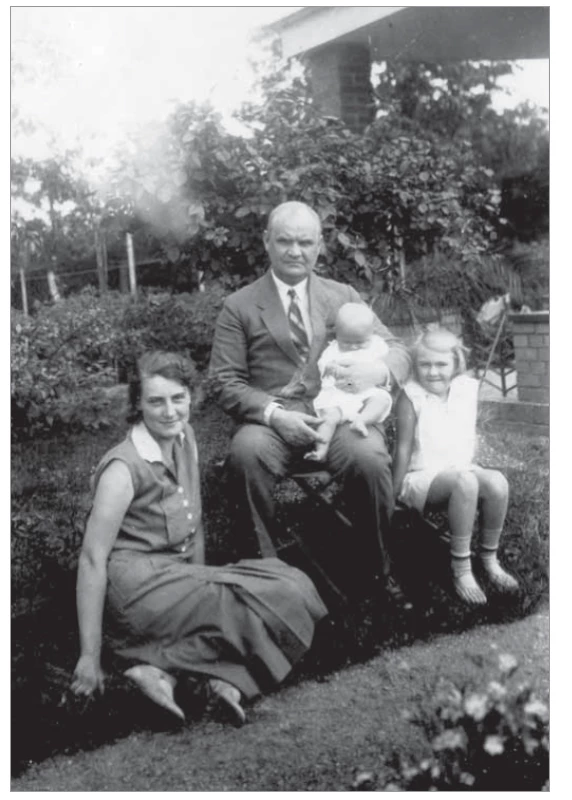 Antonín Přecechtěl s manželkou Jaroslavou
(roz. Vavřinovou), dcerami Věrou (vpravo) a Irenou
(v náručí), foto z 27. června 1930.<br>
Fig. 7. Antonín Přecechtěl with his wife Jaroslava (née Vavřinová),
daughters Věra (right) and Irena (in her arms), photo
from 27 June 1930.
