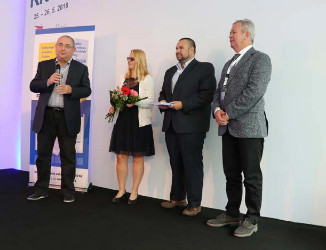 Prof. MUDr. Jindřich Fínek,
Ph.D., MHA, a doc. MUDr. Ivan
Minčík, PhD., jako kmotři knihy
as. MUDr. Michaely Matouškové
a MUDr. Tomáše Svobody, Ph.D.,
„Multimodální přístup k nádorům
močového měchýře a prostaty“<br>
Fig. 2. Prof. Jindřich Fínek,
M.D.,
Ph.D., MHA, and Assoc. Prof. Ivan
Minčík, M.D., Ph.D., launching the
book by Michaela Matoušková,
M.D., and Tomáš Svoboda, M.D.,
Ph.D., titled “Multimodal approach
to bladder and prostate
tumours”