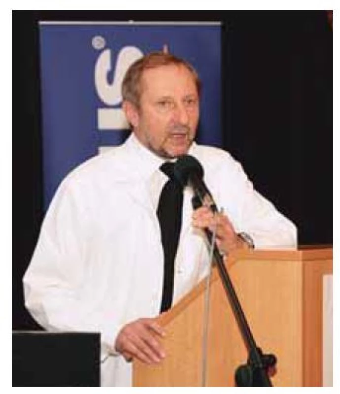 Prof. Špičák přednáší na
workshopu IKEM-LIVE v roce 2008.<br>
Fig. 3. Prof. Špičák lectures at the
IKEM-LIVE workshop in 2008.