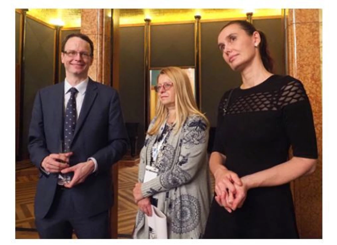 Erik Havránek, MD, MUDr. Michaela Matoušková
a MUDr. Olga Dolejšová na společenském večeru
během 65. výroční konference ČUS v Praze v roce 2019<br>
Fig. 3. Erik Havránek, MD, Michaela Matoušková,
MD, and Olga Dolejšová, MD, at a social evening during
the 65th Annual Conference of the Czech Urological
Society in Prague in 2019