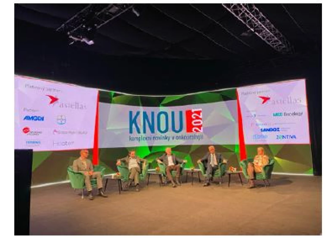 Blok věnovaný nádorům močového měchýře,
účastníci panelu: MUDr. A. Brisuda, doc. T. Büchler, doc.
M. Staník, prof. M. Babjuk a MUDr. M. Matoušková (zleva)<br>
Fig. 1. A section devoted to bladder cancer; panel participants:
A. Brisuda, MD; Assoc. Prof. T. Büchler; Assoc.
Prof. M. Staník; prof. M. Babjuk; and M. Matoušková,
MD (left to right)