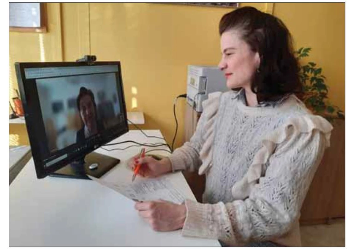 Situace z elektronického vyšetření kognitivními testy skrze obrazovky pomocí
webové kamery a mikrofonu v ambulanci na Neurologické klinice ve FN Královské
Vinohrady.<br>
Fig. 1. A situation from the electronic examination with cognitive tests through screens
using a webcam and a microphone in the outpatient clinic at the Department of Neurology
at the Kralovske Vinohrady University Hospital.
