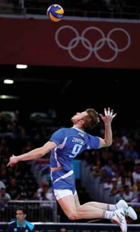 Volejbalové rotované podání.
Extrémní zevní rotace ramene při abdukované paži. Převzato z [18].<br>
Fig. 2. Volleyball topspin serve. Extreme
external rotation of the shoulder with
abducted arm. From [18].