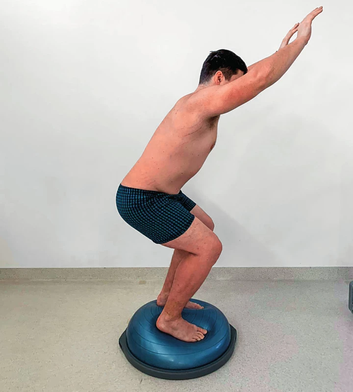 Squat s využitím nestabilní plochy – bosu.