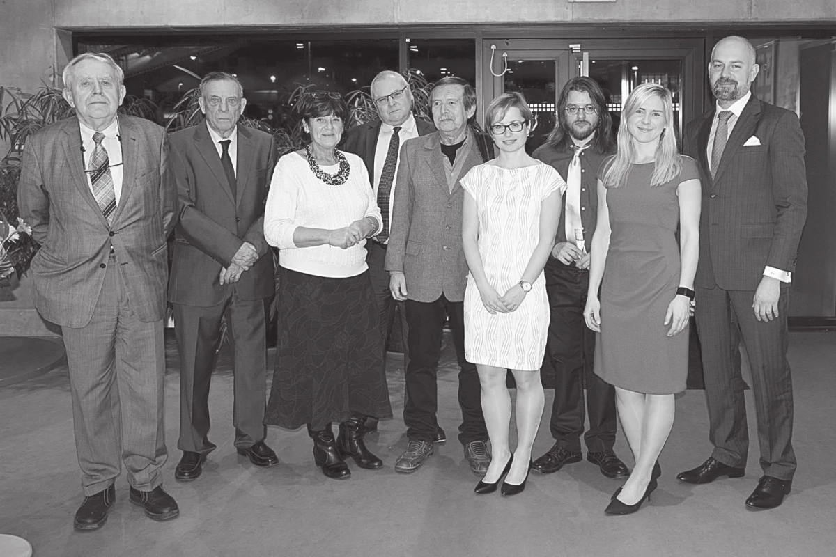 Slavnostní uvedení knihy. Zleva prim. Hrubecký, prof. Bouška, prim.
Císařová, doc. Vorel, prim. Pleskot, dr. Ublová, dr. Nečas, dr. Kučerová, doc.
Hejna.