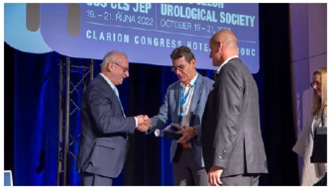 Prof. J. Krhut a prof. R. Zachoval gratulovali
MUDr. Ladislavu Mackovi k udělení čestného členství
v ČUS <br> 
Fig. 12. Professor J. Krhut and Professor R. Zachoval
congratulated Ladislav Macko, MD, on being awarded
honorary membership of the Czech Urological Society
