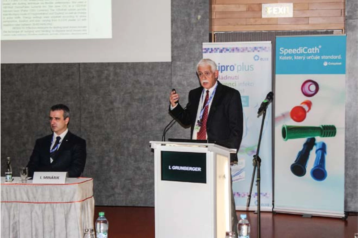 Profesor Grünberger
během přednášky o technice
MOSES<br>
Fig. 2. Professor Grünberger
during his lecture on MOSES
technique