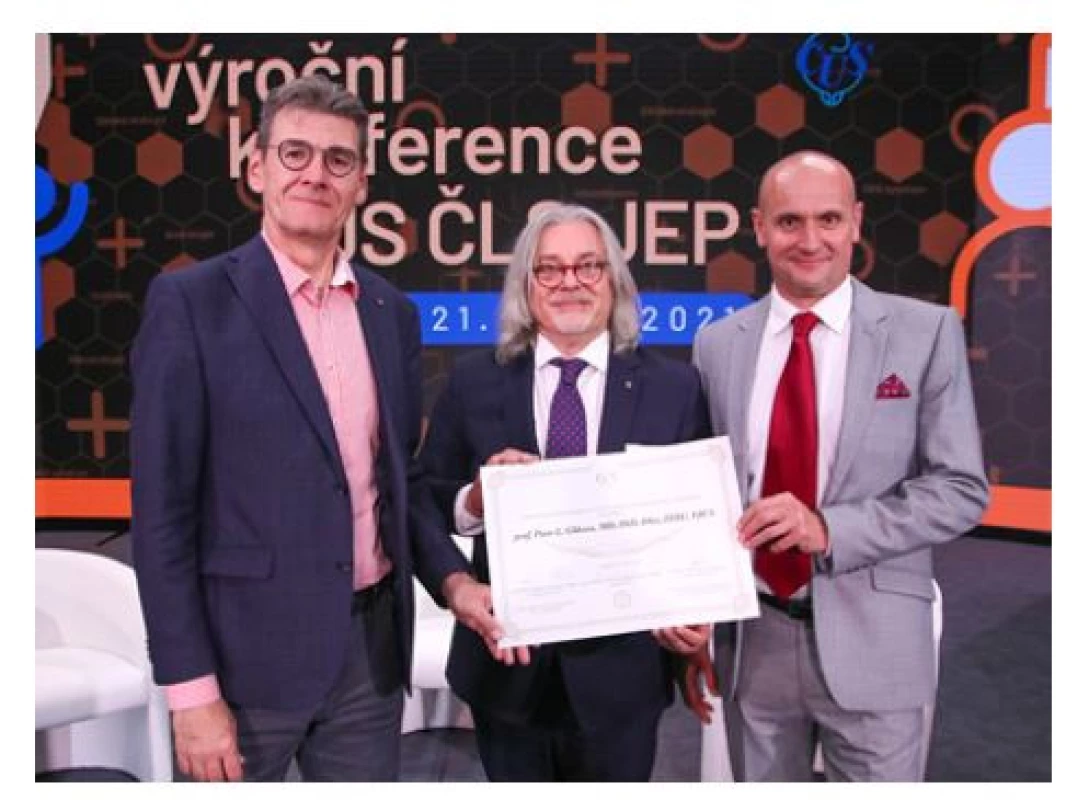 Prof. J. Krhut a prof. R. Zachoval s novým
čestným členem ČUS prof. P. Chlostou<br>
Fig. 7. Prof. J. Krhut and Prof. R. Zachoval with the
new honorary member of the Czech Urological Society
Prof. P. Chlosta