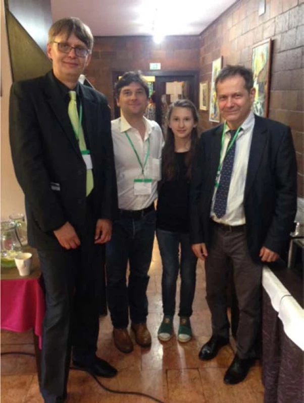 Prezident setkání MUDr. R. Skalka s hosty –
dr. Springer s dcerou z Vídně a dr. Kudela z Katovic<br>
Fig. 1. Chair of the Meeting R. Skalka with guests
– dr. Springer with his daughter from Vienna and
dr. Kudela from Katowice