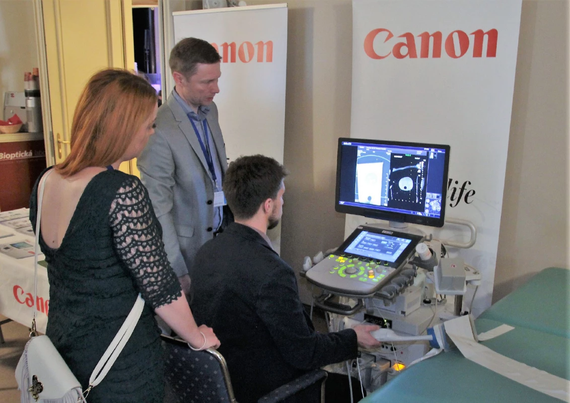 Hands-on training
Fúzní biopsie prostaty s navigačním
systémem na přístroji
Canon pod vedením MUDr.
Miroslava Záleského, Ph.D.<br>
Fig. 2. Hands-on training:
MRI–ultrasound fusion targeted
prostate biopsy using
the Canon system under the
mentorship of Miroslav Záleský,
MD, Ph.D.