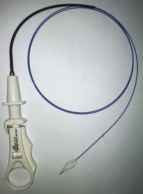  Košíček na odstraňovanie cudzích telies cez pracovný kanál flexibilného bronchoskopu, vhodný na extrakciu orechov. <br>Fig. 4.  A cart for removing foreign bodies through a flexible bronchoscope working channel, suitable for nut extraction.