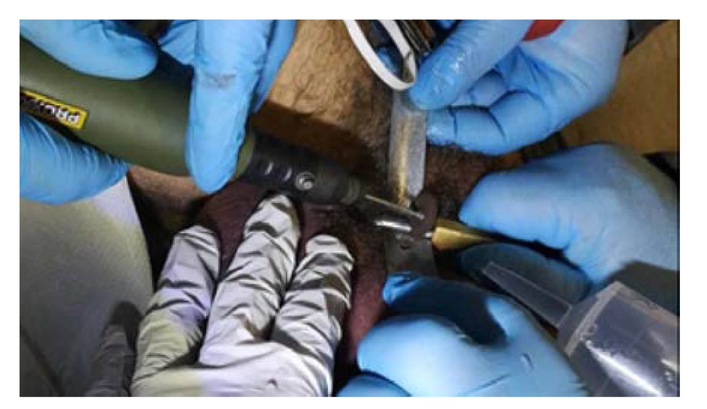 Uvolňování zámku pomocí brusky<br>
Fig. 2. Releasing of the padlock with a grinder