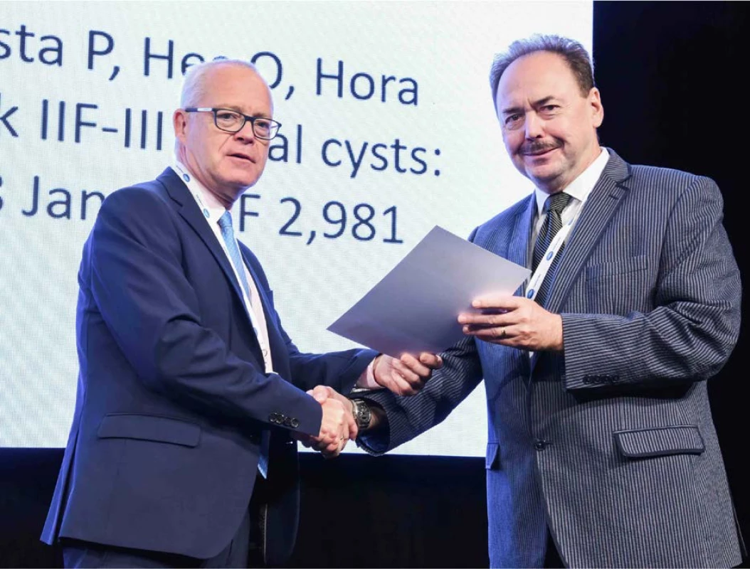 Prof. D. Pacík přebírá od prof. M. Babjuka diplom za 1. místo v kategorii A – Původní vědecká práce publikovaná
v časopise s IF<br>
Fig. 1. Prof. D. Pacík receiving an award certificate from Prof. M. Babjuk for the first place in the A category –
An Original Scientific Paper Published in a Journal with IF