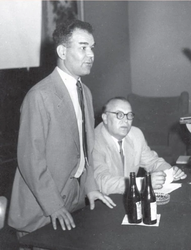 Josef Rudinger a František Šorm (sedící), 1st European Peptide Symposium,
Prague 1958. Snímek patrně z archivu jednoho z účastníků,
prof. Dr. Maxe Brennera (Basel) zapůjčil a s reprodukcí souhlasil
prof. Dr. Alex N. Eberle (Basel).