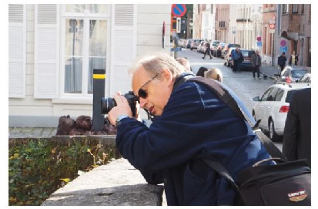 MUDr. Aleš Petřík jako fotograf, Central European
Meeting 2015, Bruggy<br>
Fig. 2. Aleš Petřík, MD, as a photographer, Central
European Meeting 2015, Bruges, Belgium