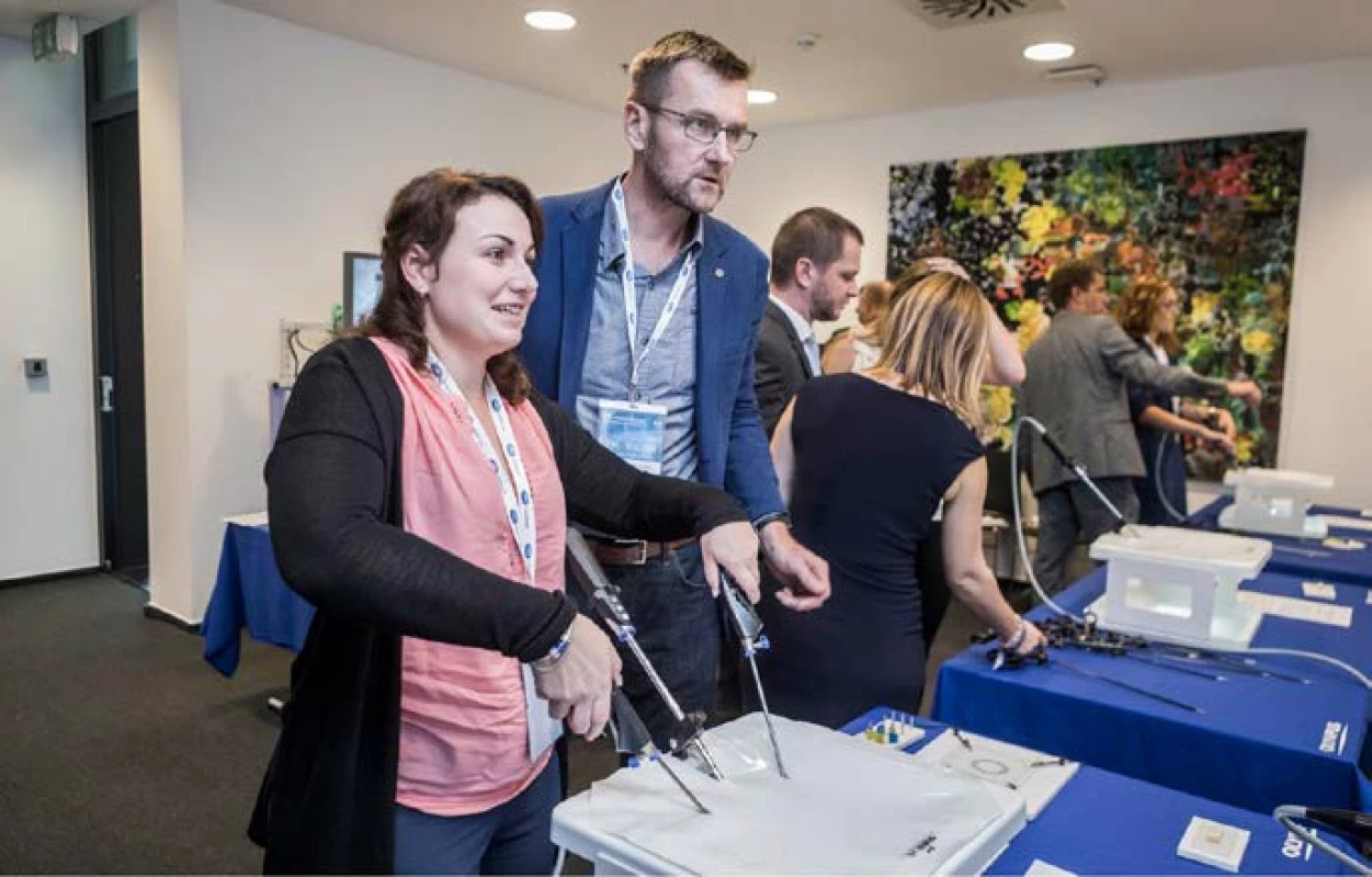 Tradičně velký zájem
byl o praktické kurzy základů
laparoskopie<br>
Fig. 4. As usual, there was
great interest in practical training
in laparoscopy basics