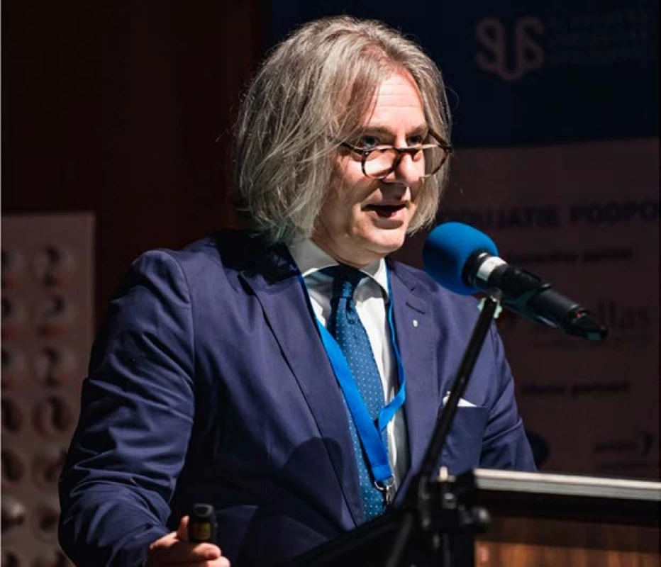 Prof. Chlosta a přednáška o
záchovných výkonech při nádorech
ledviny<br>
Fig. 4. Prof. Chlosta and his lecture
about nephron sparing surgery
in renal cell carcinoma