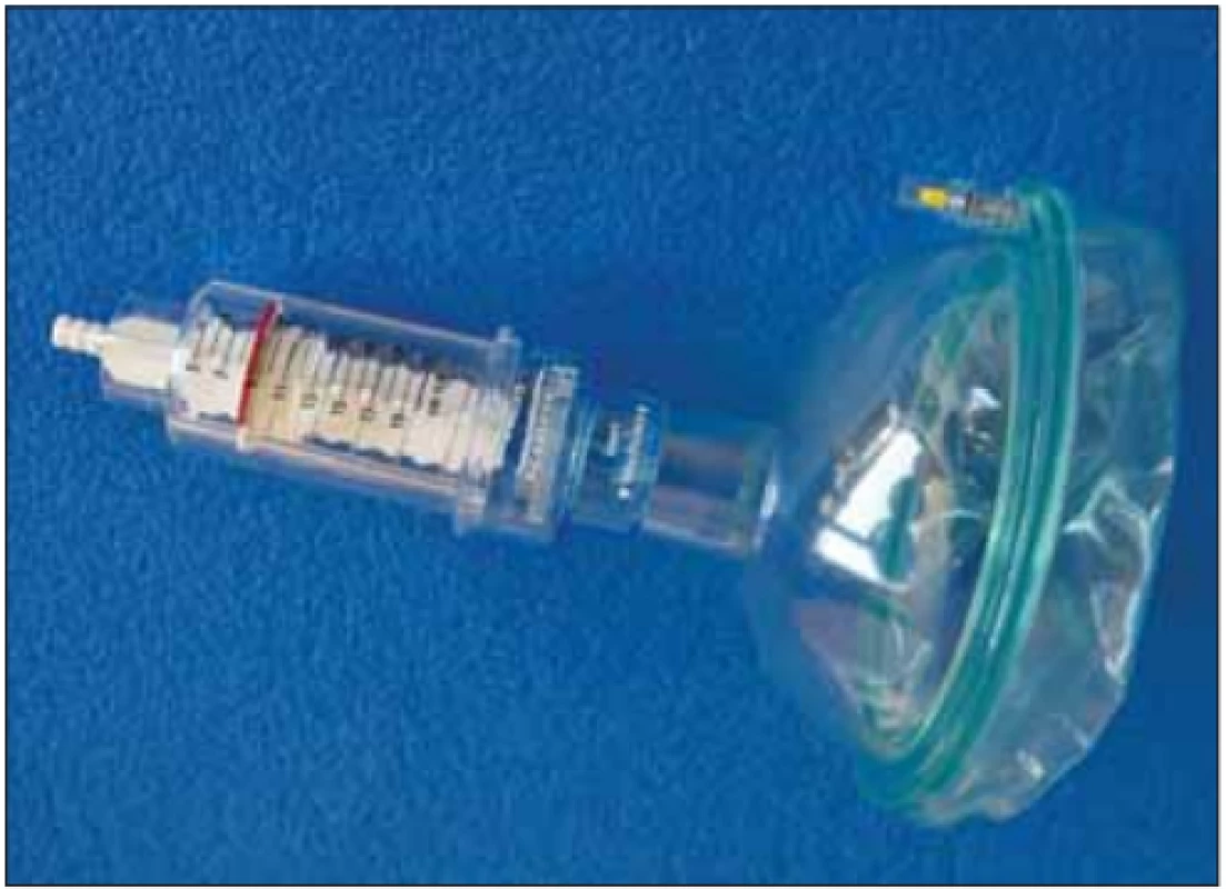 Trenažér threshold positive expiratory pressure pro
použití s obličejovou maskou.<br>
Fig. 2. Threshold positive expiratory pressure device ready for
use with a facial mask.