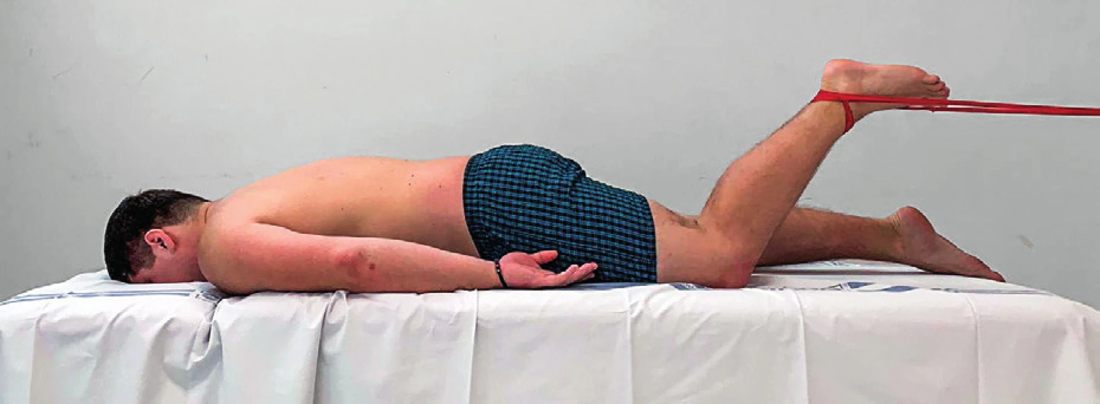 Posilování s posilovací gumou vleže na břichu – koaktivace hamstringů a m. quadriceps femoris jedné dolní končetiny